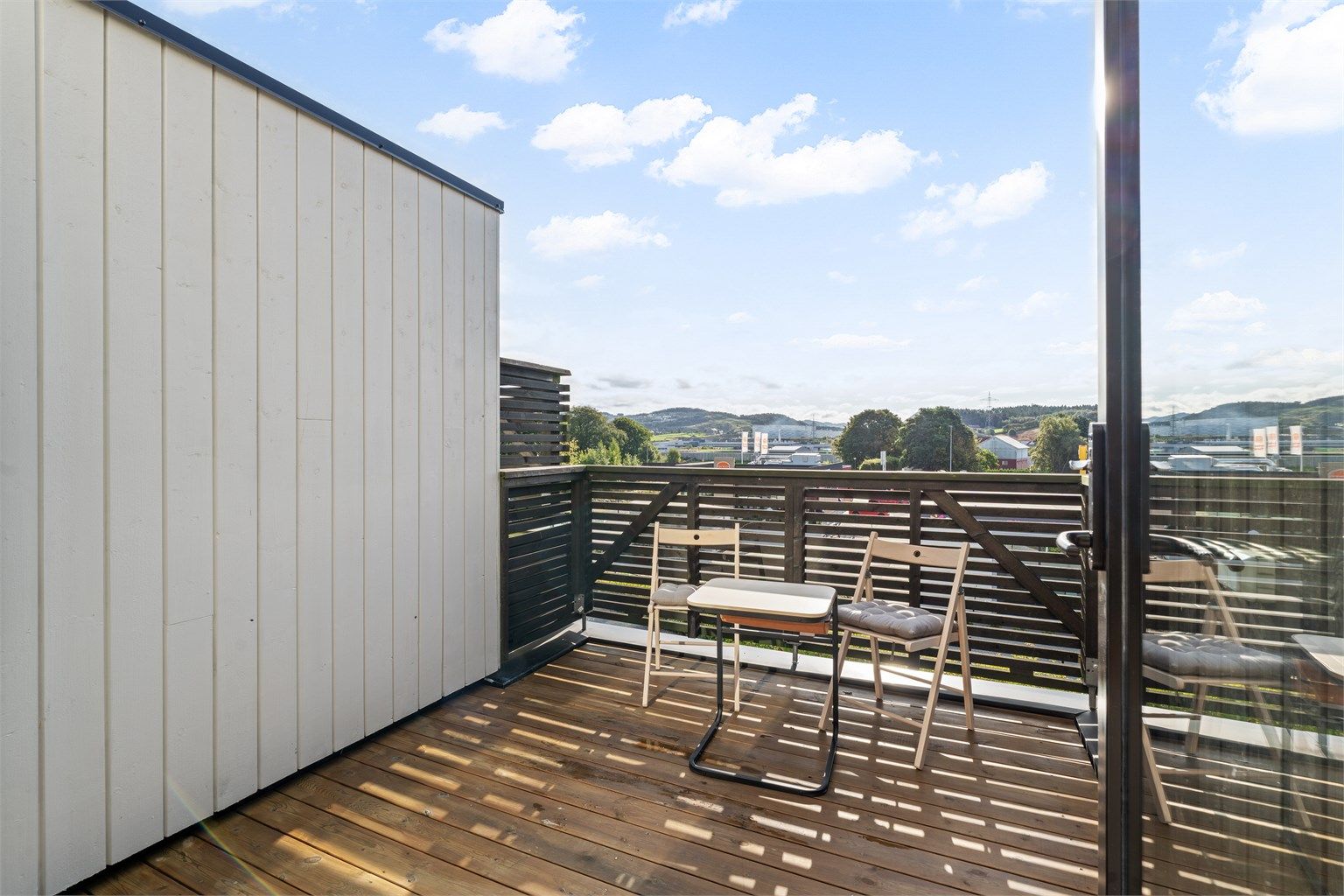 Balkongen på 8 m² har god plass til en sittegruppe.
Foto: Nordbø Foto