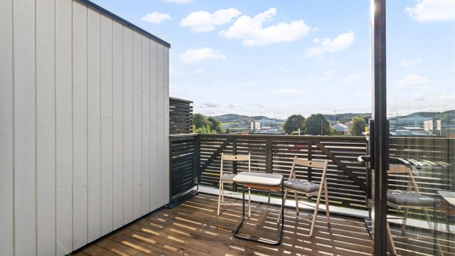 Balkongen på 8 m² har god plass til en sittegruppe.
Foto: Nordbø Foto