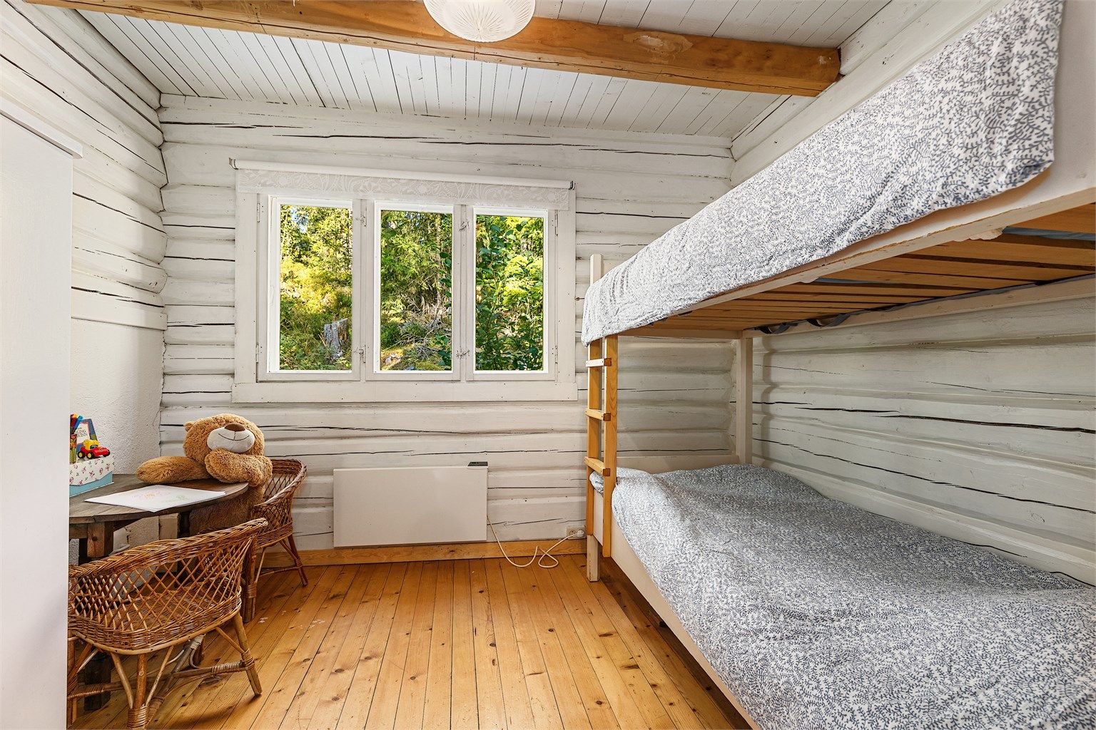 Koselig soverom i hytta med plass til dobbeltseng – en lun plass å trekke seg tilbake