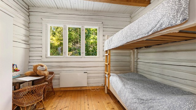 Koselig soverom i hytta med plass til dobbeltseng – en lun plass å trekke seg tilbake