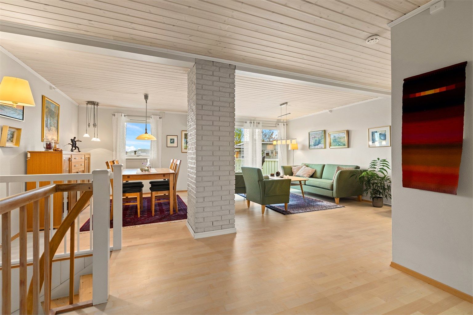 Stuen har fine møbleringsmuligheter og godt med lys inn