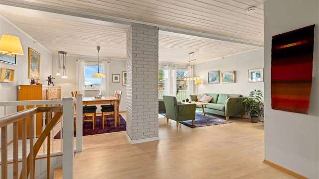 Stuen har fine møbleringsmuligheter og godt med lys inn