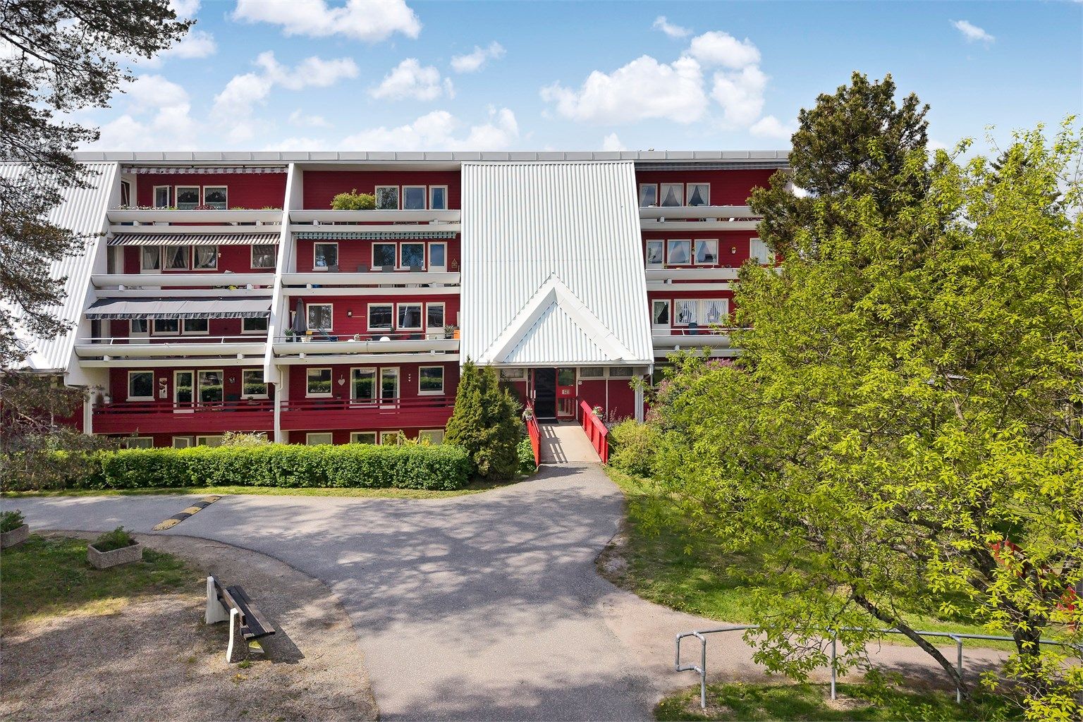 Vaktmestertjeneste, gjenvinningsstasjon og rikelig med gjesteparkering