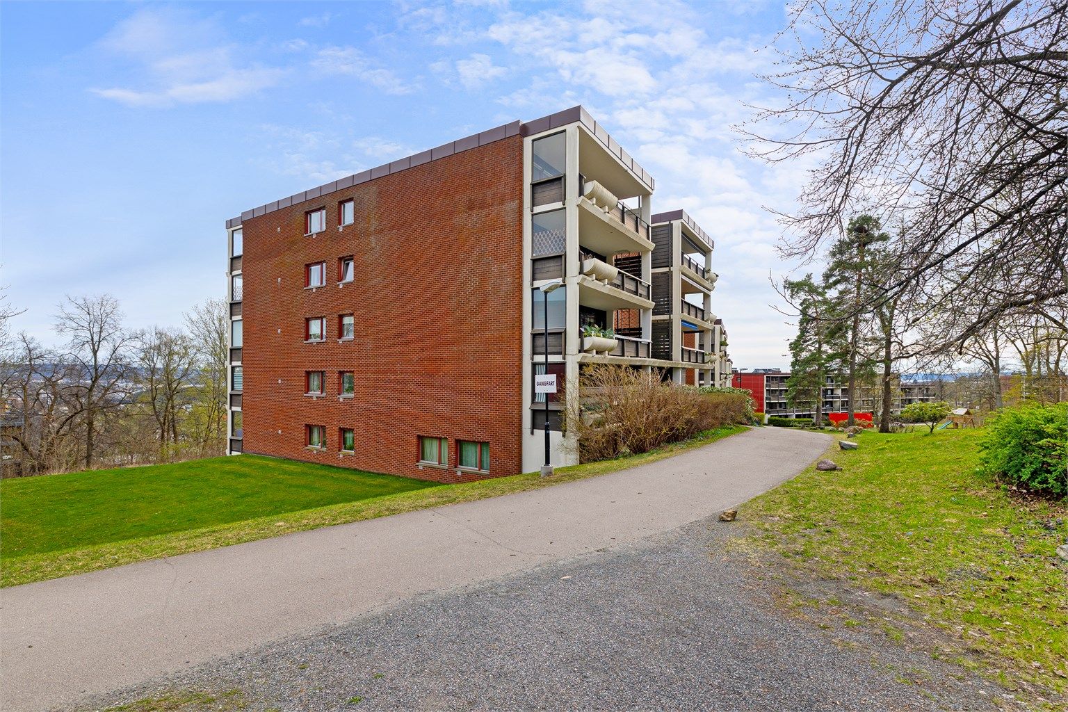 Eiendommen ligger i et rolig og etablert boligområde på Ullern.