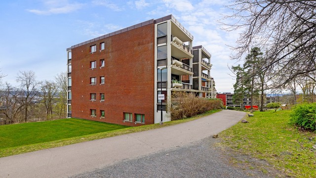 Eiendommen ligger i et rolig og etablert boligområde på Ullern.