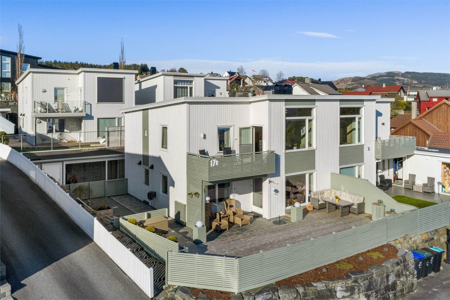 Velkommen til Skudebergvegen 17B, en veldig kjekk og velholdt bolig, med herlig, solrikt uteareal m.m.
Krogsveen Sandnes ved Tom Christer Hovde, inviterer til hyggelig visning.