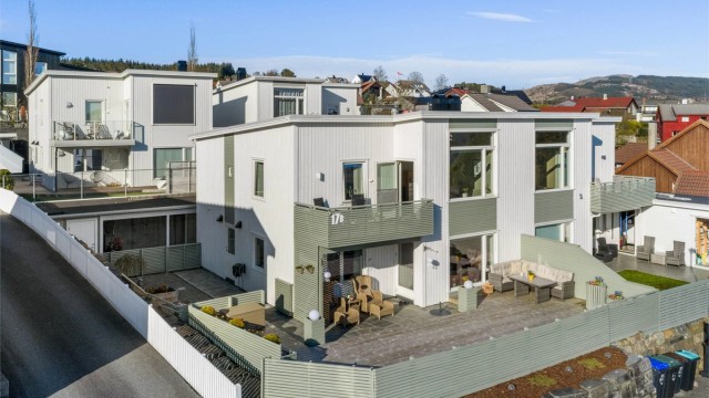 Velkommen til Skudebergvegen 17B, en veldig kjekk og velholdt bolig, med herlig, solrikt uteareal m.m.
Krogsveen Sandnes ved Tom Christer Hovde, inviterer til hyggelig visning.