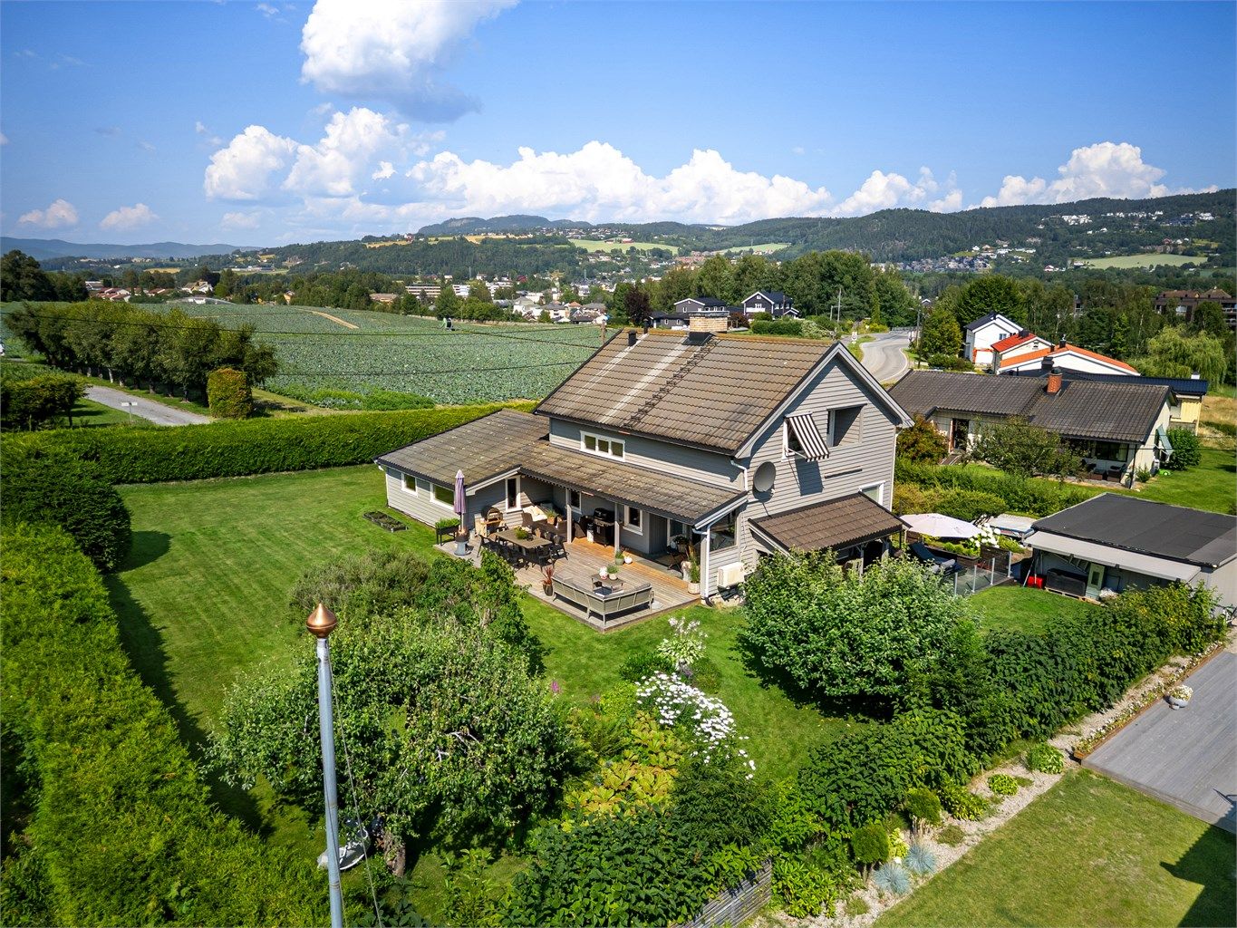 Parkering i integrert garasje, frittstående garasje (ikke byggemeldt) og på egen gårdsplass