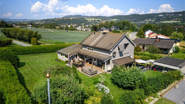 Parkering i integrert garasje, frittstående garasje (ikke byggemeldt) og på egen gårdsplass