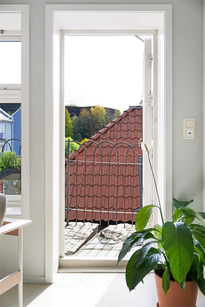 Terrassedøren åpner opp stuen mot uteplassen.