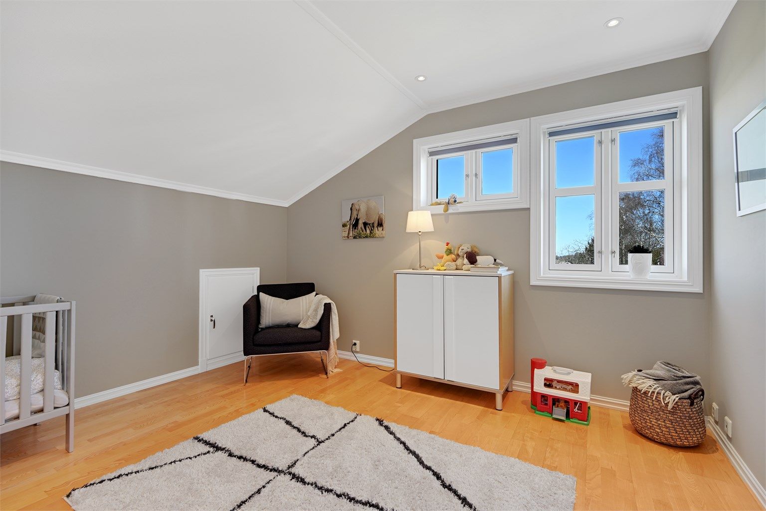 Soverom med plass til seng og lekeareal.