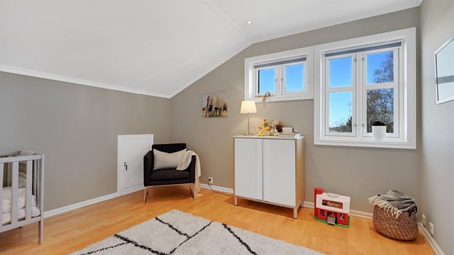 Soverom med plass til seng og lekeareal.