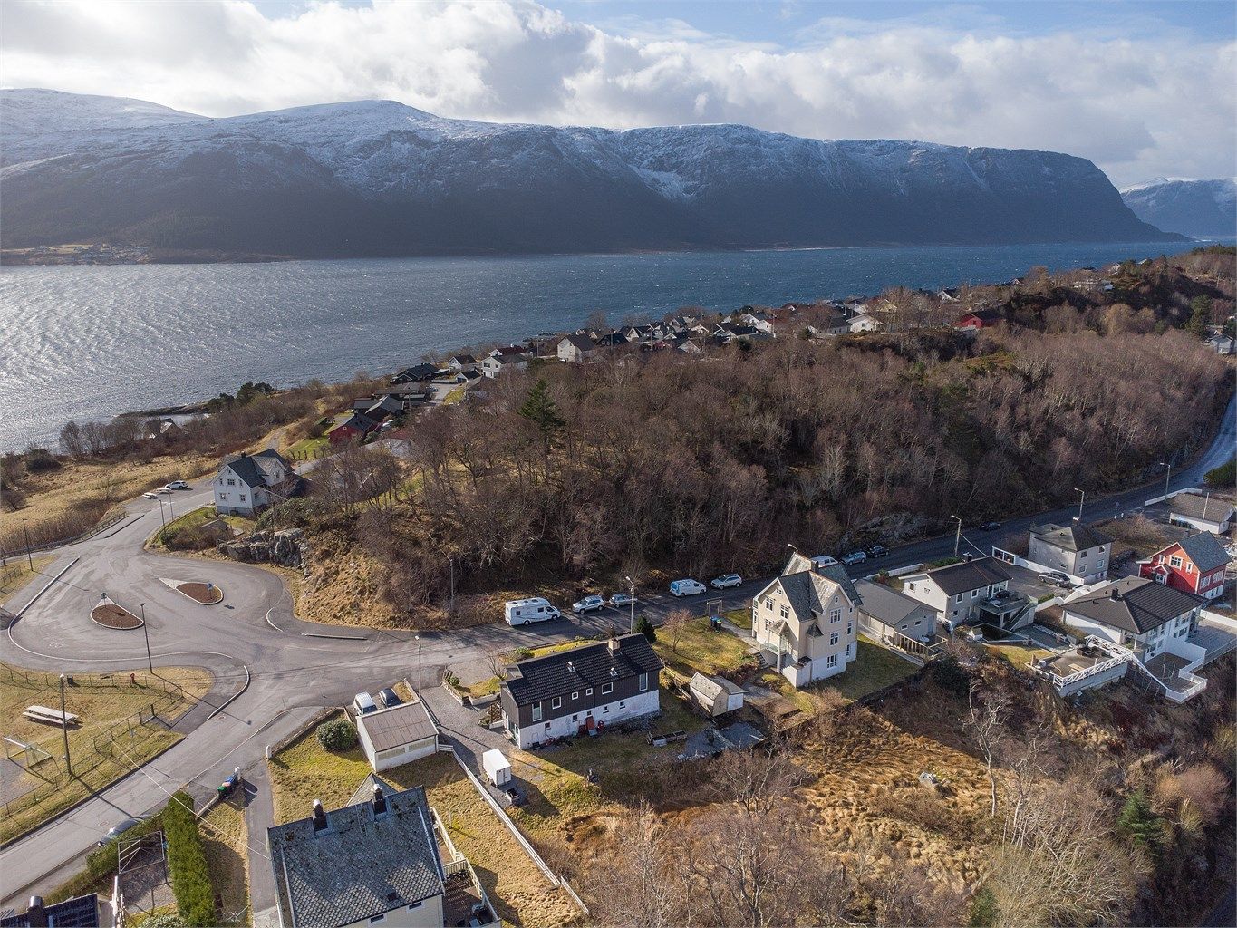 Dronebilde av nærområdet på Slinningen tatt fra nord mot syd