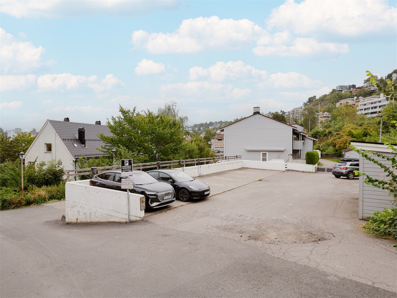 Borettslaget har biloppstillingsplasser for utleie og det er per i dag ingen venteliste på parkeringsplass. Alle med ladeplass er pr nå i bruk, men selger disponerer en ladeplass så den vil bli ledig ved utflytting. 