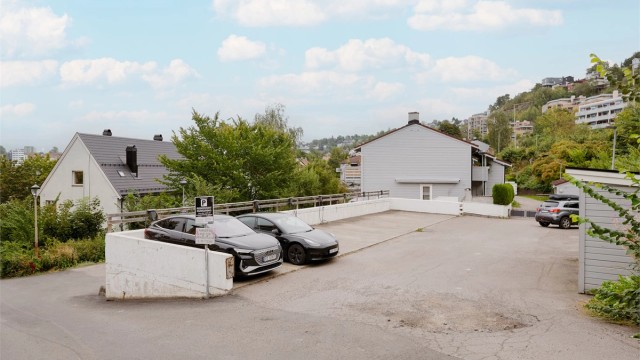 Borettslaget har biloppstillingsplasser for utleie og det er per i dag ingen venteliste på parkeringsplass. Alle med ladeplass er pr nå i bruk, men selger disponerer en ladeplass så den vil bli ledig ved utflytting.