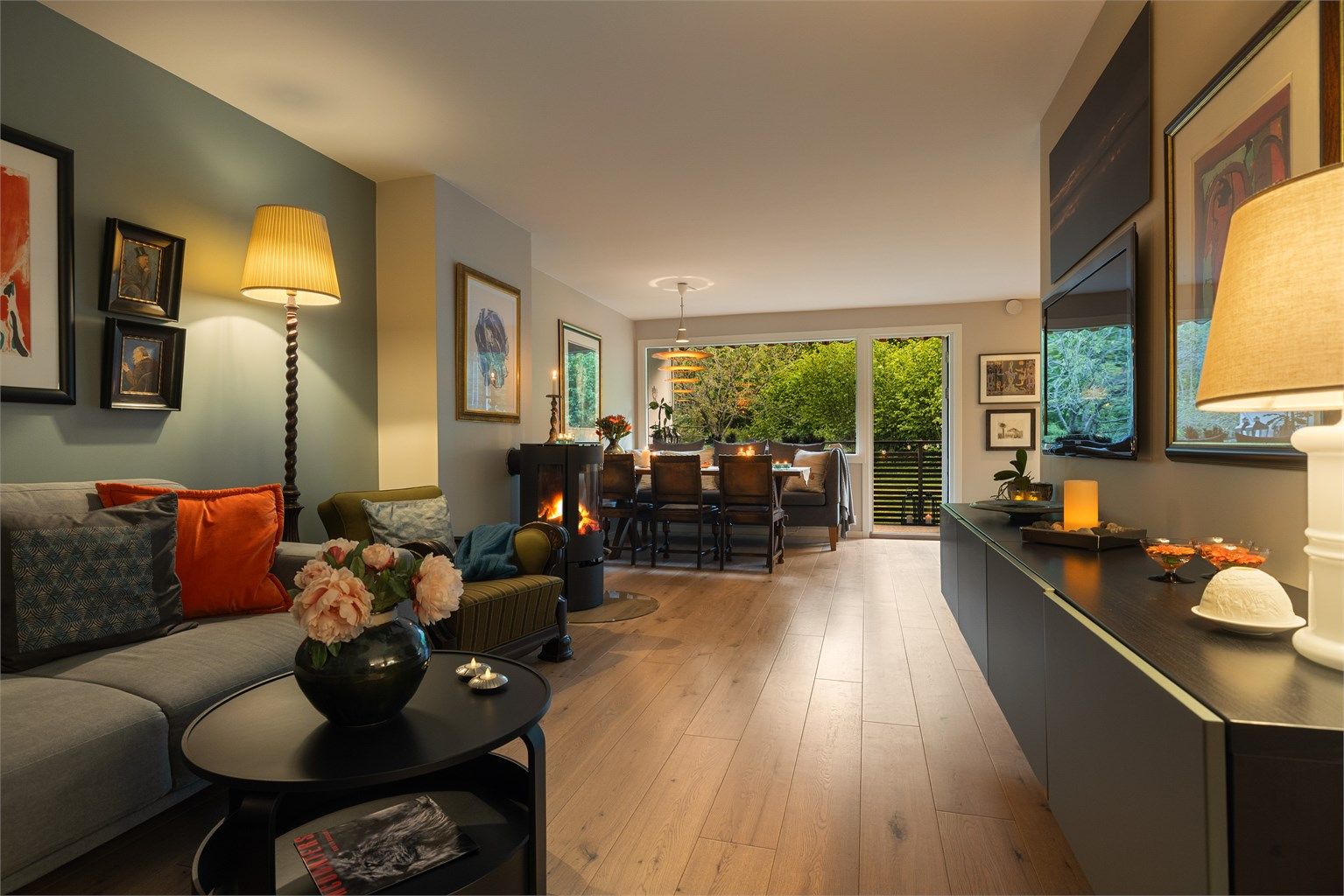 Fra stue/kjøkken er det utgang til en overbygget, romslig balkong.