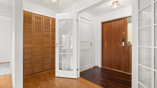 Romslig vindfang/Gang med praktisk gjestetoalett og en praktisk garderobe