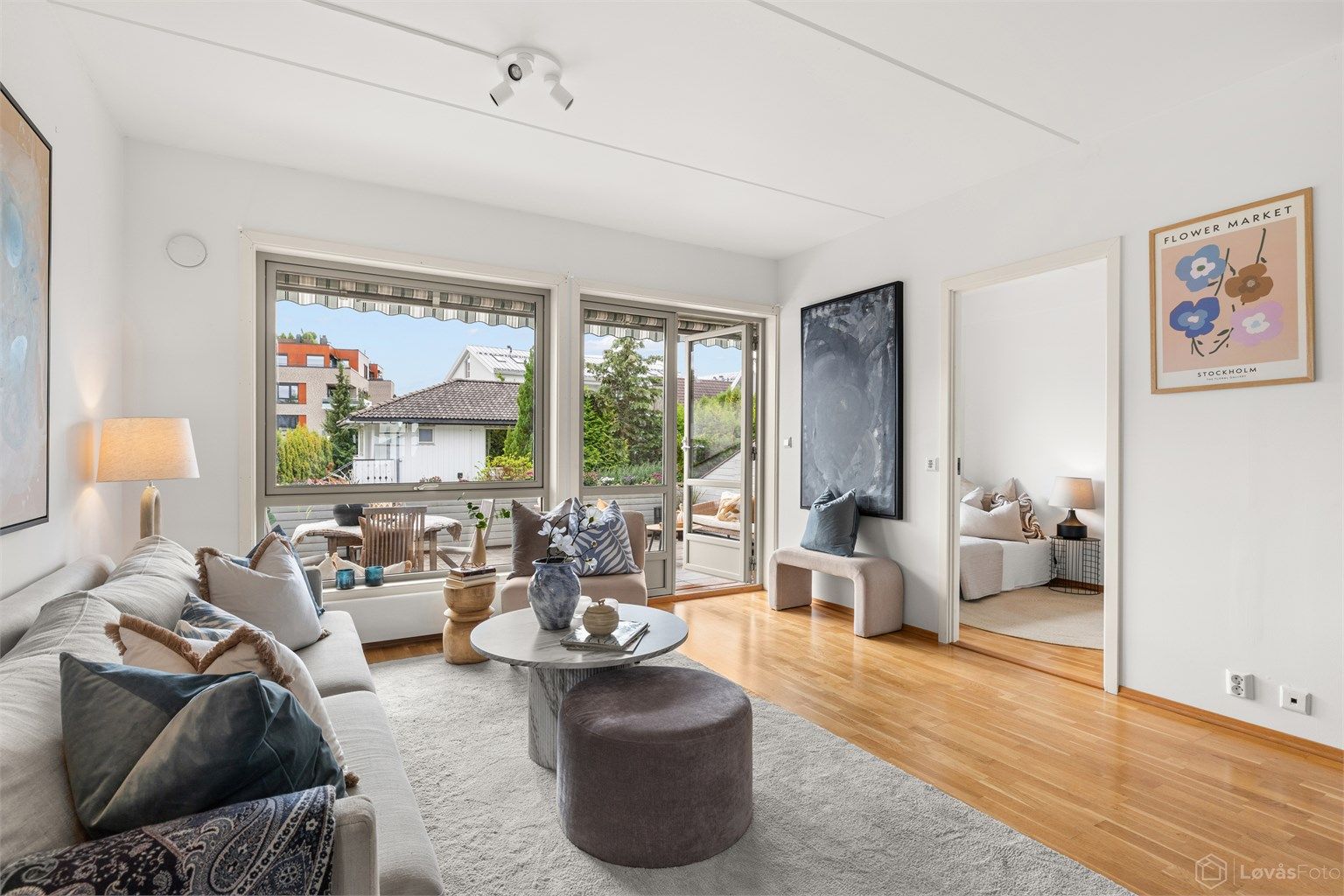 Via doble terrassedører er det utgang til egen stor og sydvendt terrasse på 32 kvm