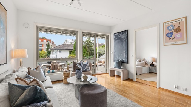 Via doble terrassedører er det utgang til egen stor og sydvendt terrasse på 32 kvm