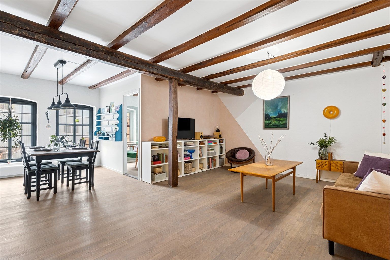 Velkommen til Torggata 24! Særpreget og innbydende 3-roms leilighet med karakterfull stil og sentral beliggenhet midt i Hamar sentrum. (Foto: EFKT v/Kristian Haug)