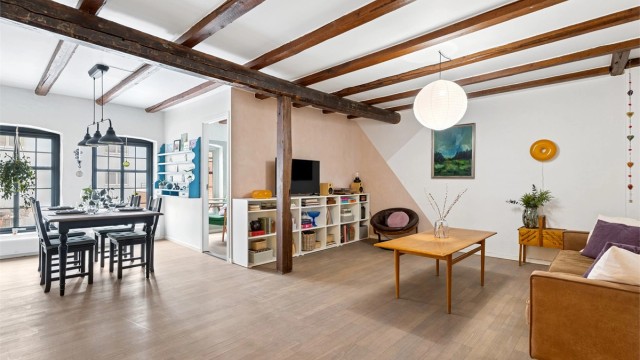 Velkommen til Torggata 24! Særpreget og innbydende 3-roms leilighet med karakterfull stil og sentral beliggenhet midt i Hamar sentrum. (Foto: EFKT v/Kristian Haug)