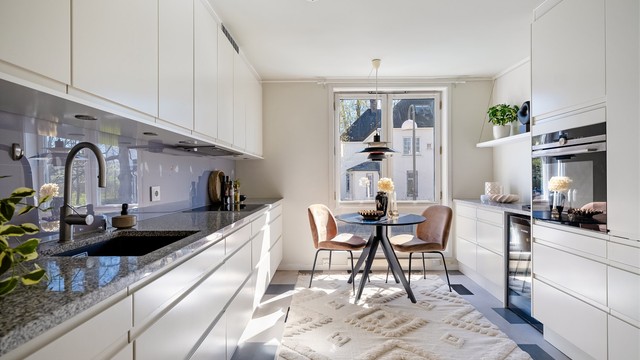 Innbydende og lyst kjøkken med innredning fra 2016 ifølge selgers opplysninger.