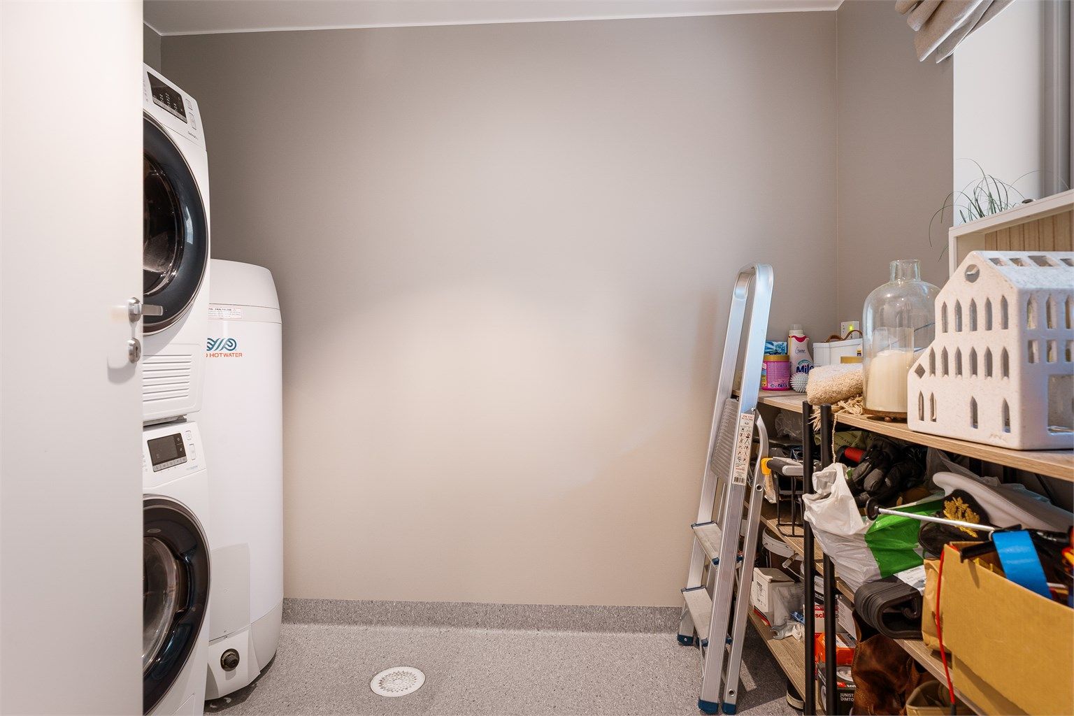 - Meget praktisk med separat vaskerom .