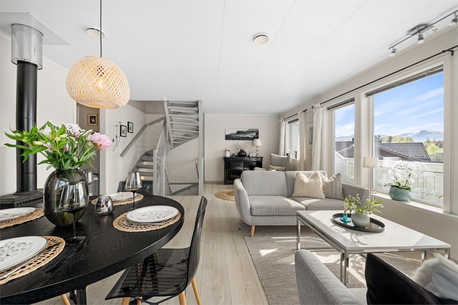 Spisestuen har en fin plassering i rommet med nærhet til både kjøkken og sofakrok.