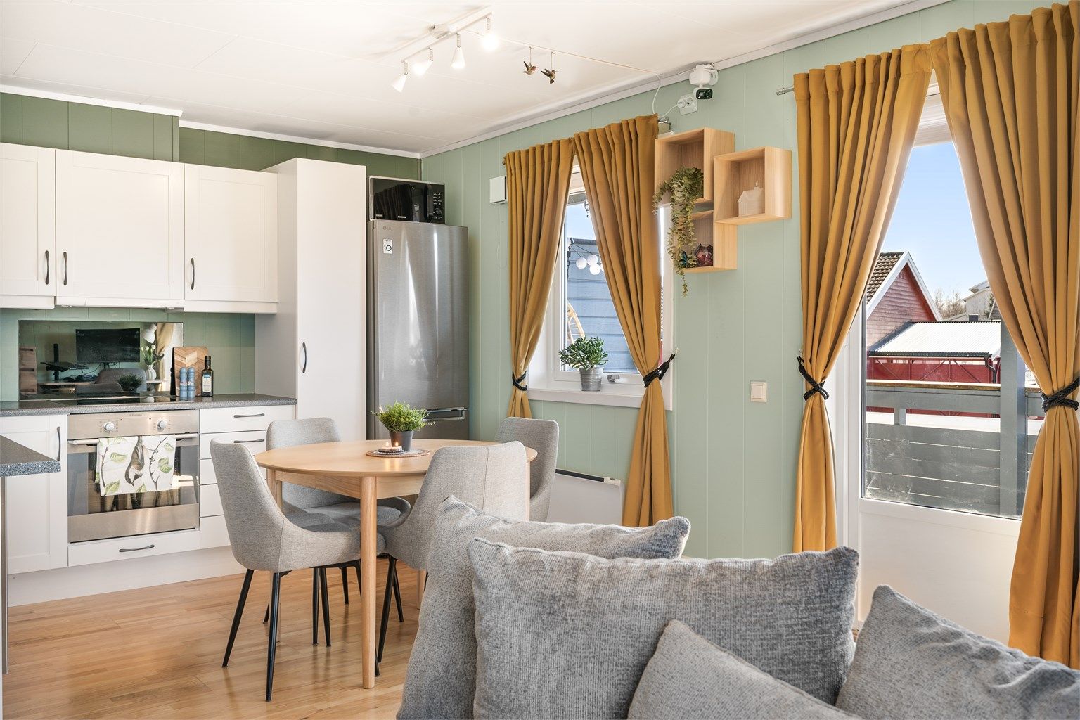 Fra stue- og kjøkkenområdet er det direkte utgang til verandaen.