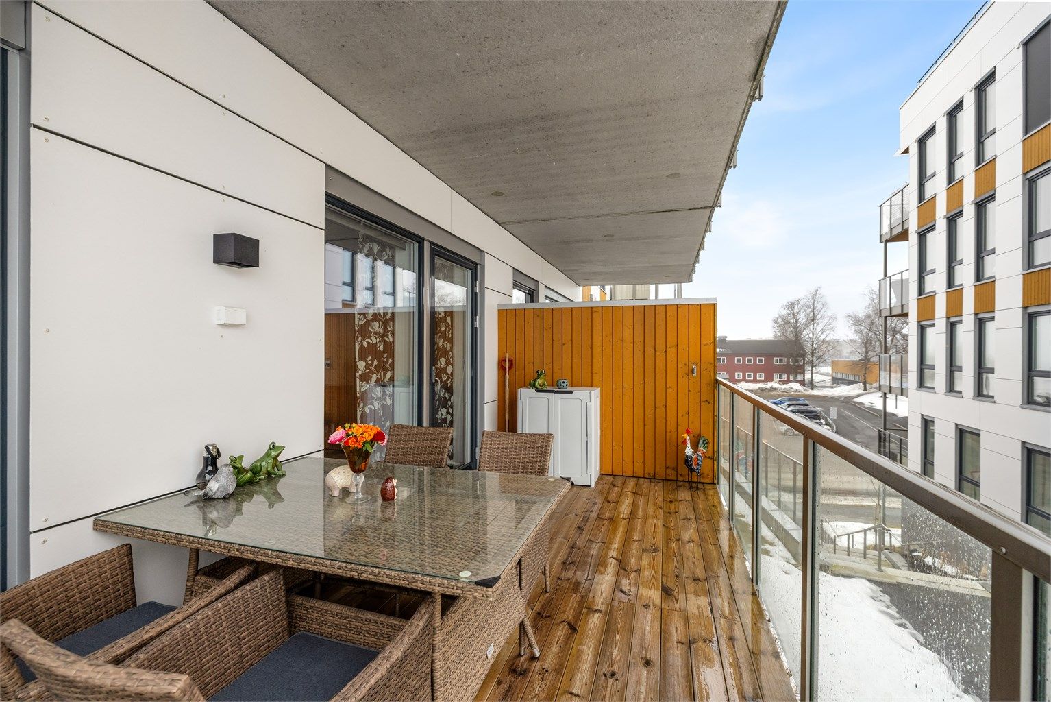 Den overbygde balkongen på 11 m² har god plass til en sittegruppe.