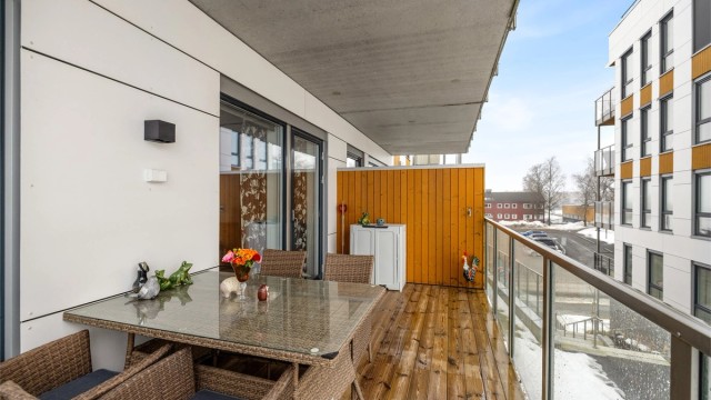 Den overbygde balkongen på 11 m² har god plass til en sittegruppe.