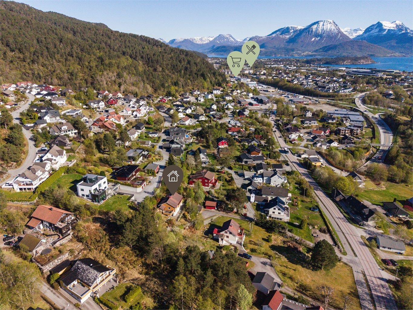 I tillegg er det kort veg til sentrumsområde på Blindheim med dagligvarebutikker, treningssenter, apotek og serveringssteder