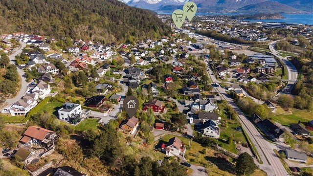 I tillegg er det kort veg til sentrumsområde på Blindheim med dagligvarebutikker, treningssenter, apotek og serveringssteder