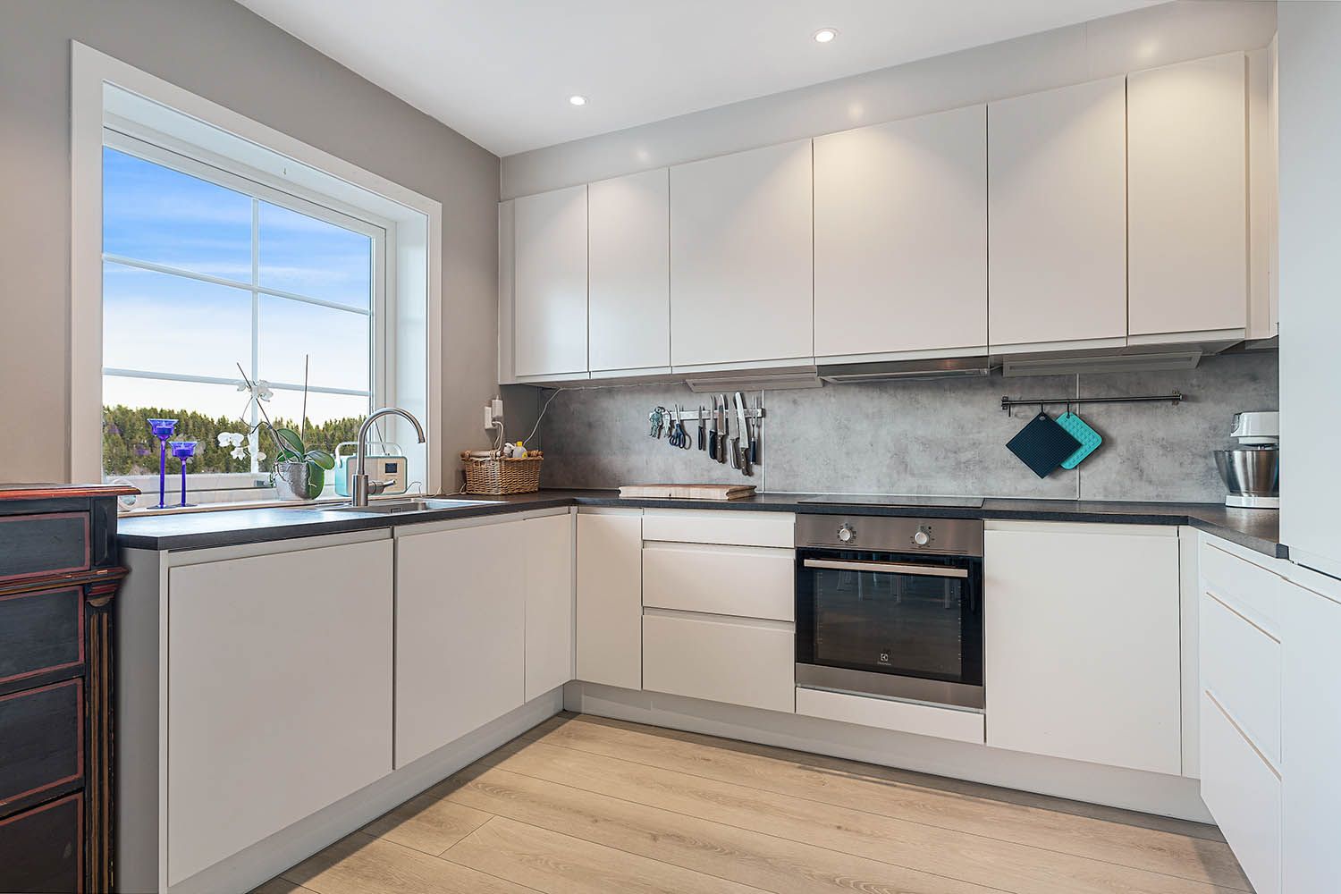 Kjøkkeninnredning fra Elkjøp med integrerte hvitevarer som medfølger handelen. Godt med skap- og benkeplass.