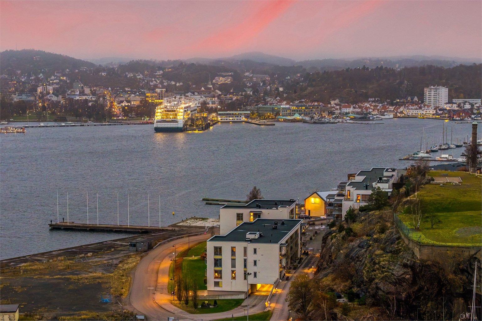  Her bor du med kort vei til alt du trenger i hverdagen. Dagligvarebutikker, barnehager, skoler, seniorsenter, idrettsanlegg og båthavn er alle innen gangavstand. Og det beste av alt: Sandefjord sentrum ligger kun noen minutter unna.