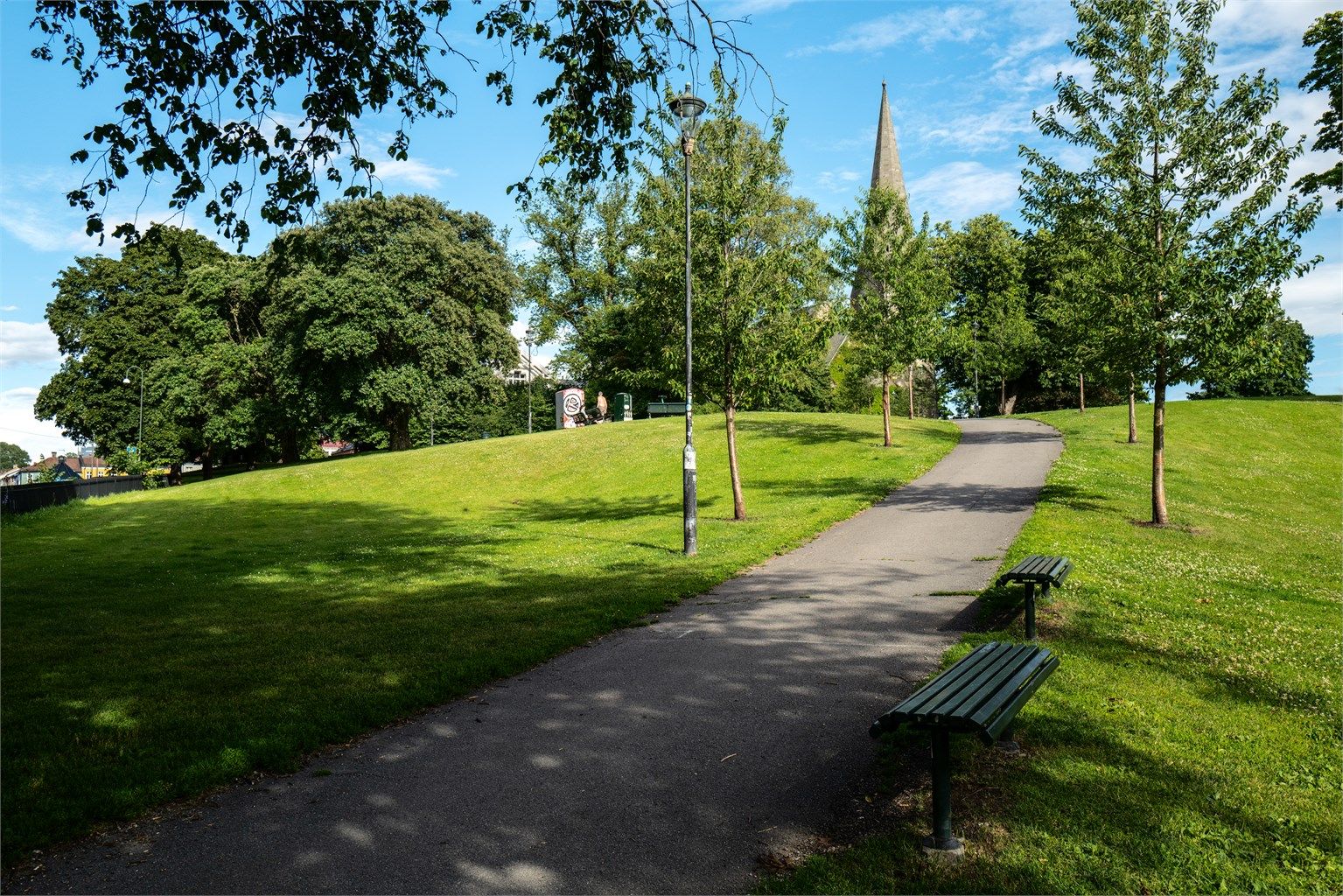 Vålerenga park er omgitt av åpne plener og vakre grøntområder som innbyr til rekreasjon og rolige stunder året rundt