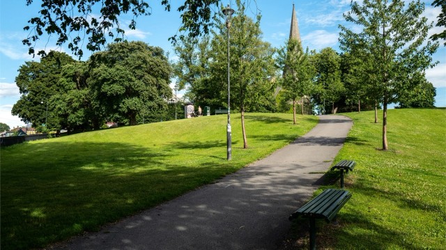 Vålerenga park er omgitt av åpne plener og vakre grøntområder som innbyr til rekreasjon og rolige stunder året rundt