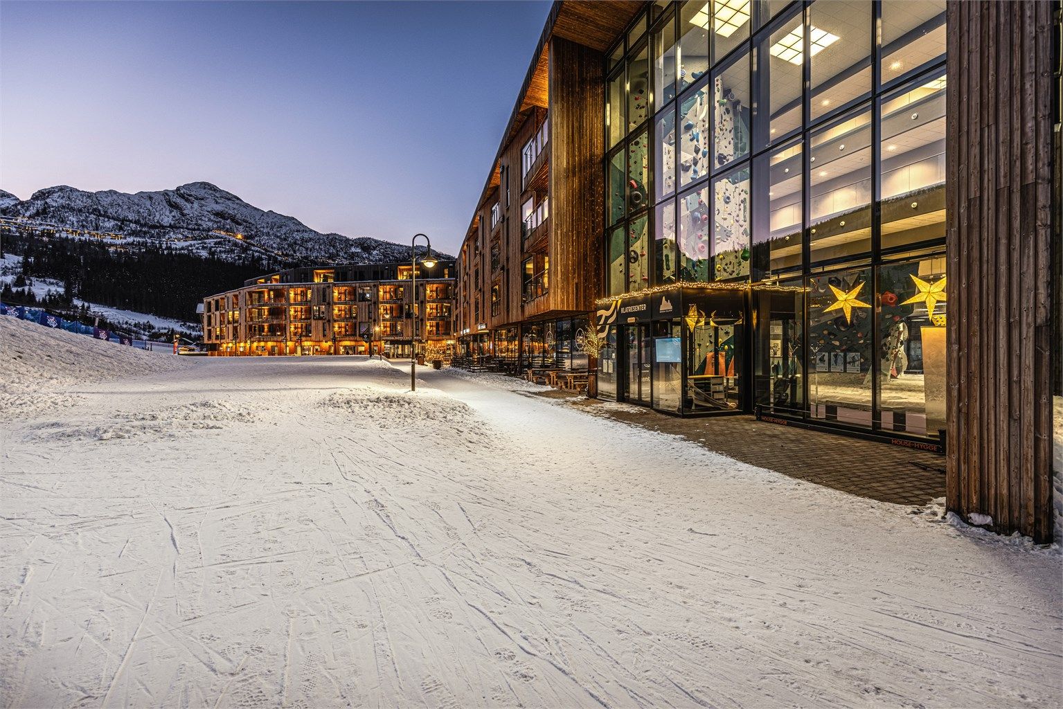 Her bor du med ekte ski-in/ski-out, rett ved tilbringerheisen til Hemsedal Skisenter.