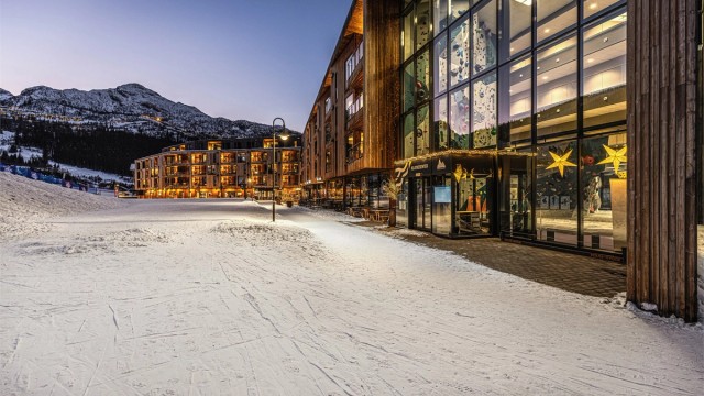 Her bor du med ekte ski-in/ski-out, rett ved tilbringerheisen til Hemsedal Skisenter.