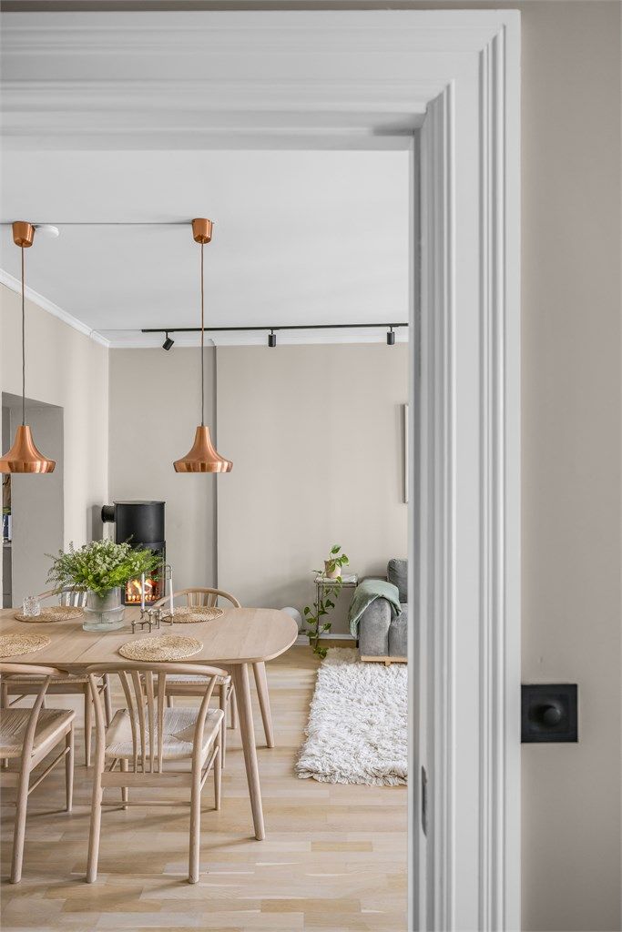 Hele leiligheten er malt opp i en dus og behagelig fargepalett.