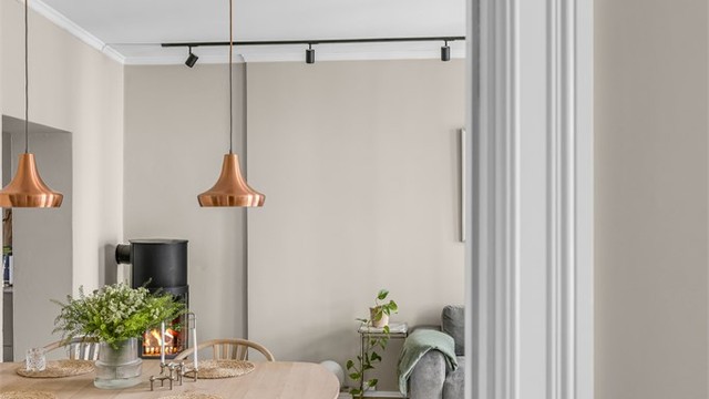 Hele leiligheten er malt opp i en dus og behagelig fargepalett.