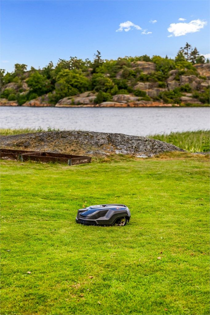 Det medfølger en gressklipper for en enklere og mer lettstelt hyttehverdag.