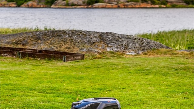 Det medfølger en gressklipper for en enklere og mer lettstelt hyttehverdag.