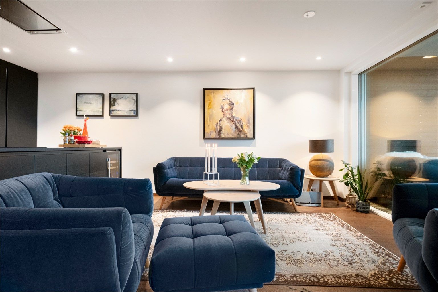 Deler av stuen mot øst i tilknytning til kjøkken