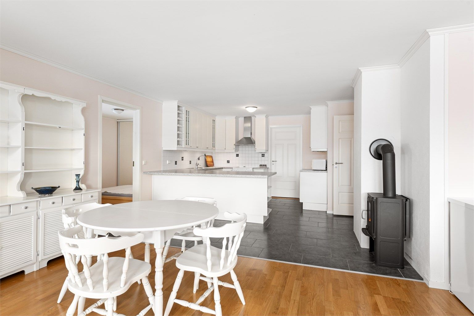 En vedovn sørger for lun og god varme i stue- og kjøkkenområdet.