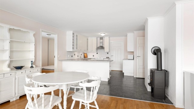 En vedovn sørger for lun og god varme i stue- og kjøkkenområdet.