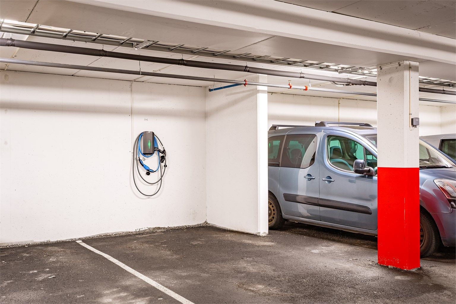 - Garasjeplass med lader -