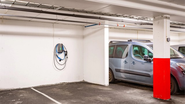 - Garasjeplass med lader -