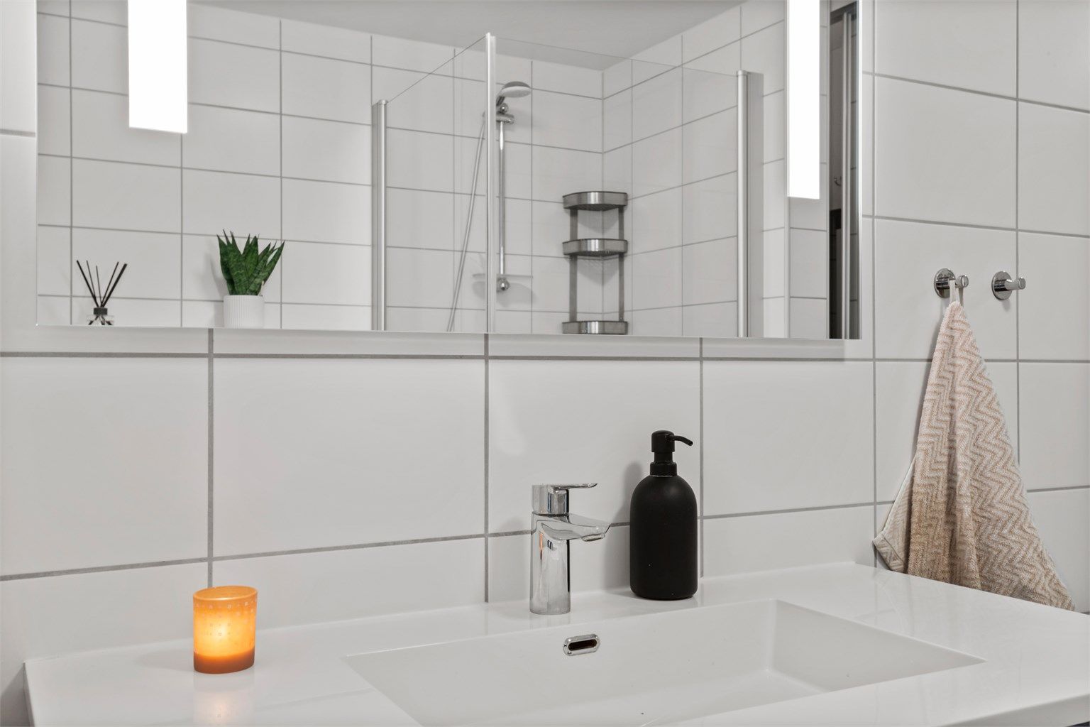 Detaljer fra badet, med ett-greps armatur og ovenpåliggende servant.