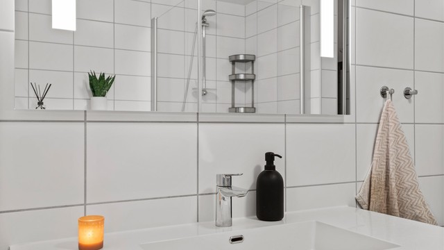 Detaljer fra badet, med ett-greps armatur og ovenpåliggende servant.